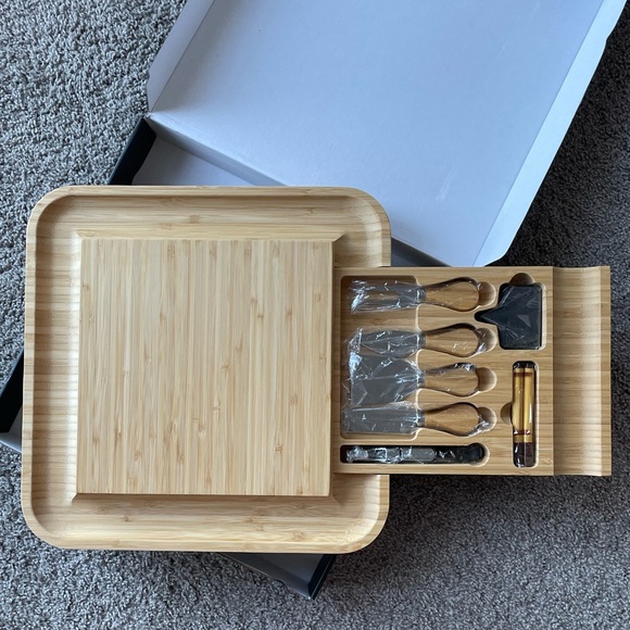 GIFT IDEA! NEW Bambusi Cheese Board with Utensils - Picture 7 of 8